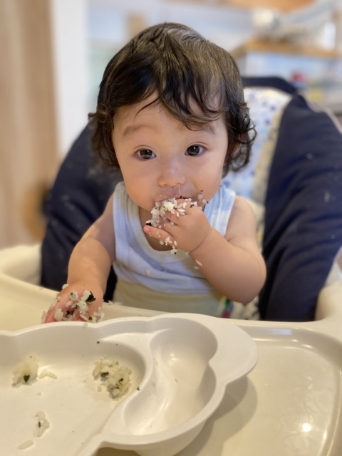 離乳食を食べる赤ちゃん