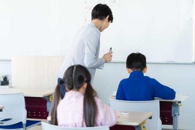 学校で授業を受ける子ども達