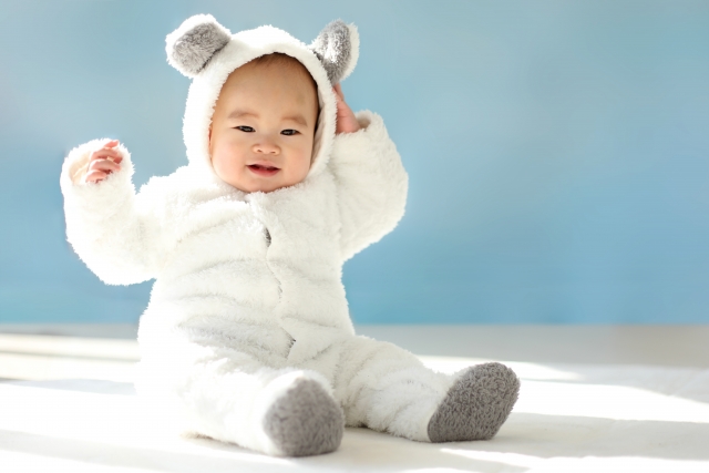 一人でお坐りする9か月児