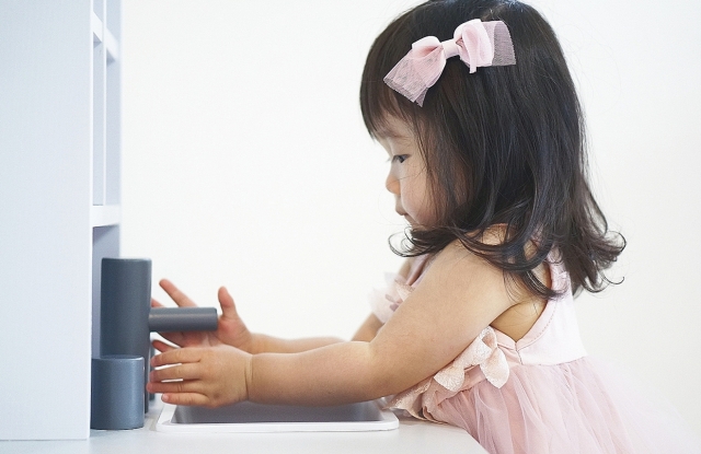 ままごとで遊ぶ１歳半児