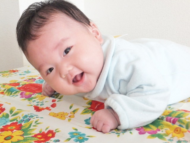 うつ伏せで頭を持ち上げる赤ちゃんの様子