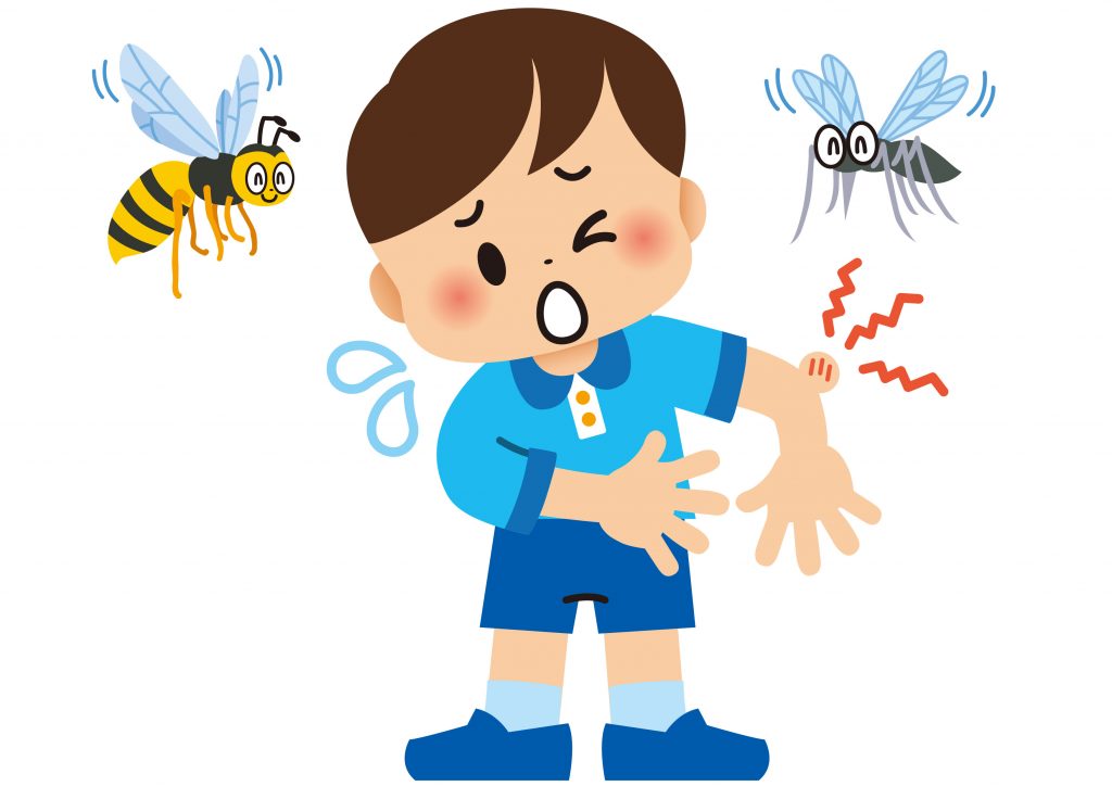 虫に刺されて腕をかいている男の子と、近くを飛ぶ蜂と蚊のイラスト。かゆみに苦しむ子どもを表現したイメージです。