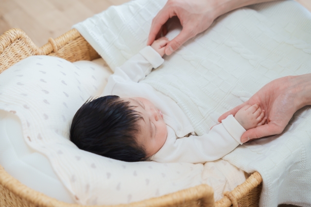 赤ちゃんの発熱時に家庭でのケアをしている様子（鳥取県米子市の子育て長田こどもクリニック）