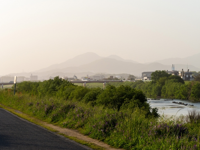 黄砂にかすむ山