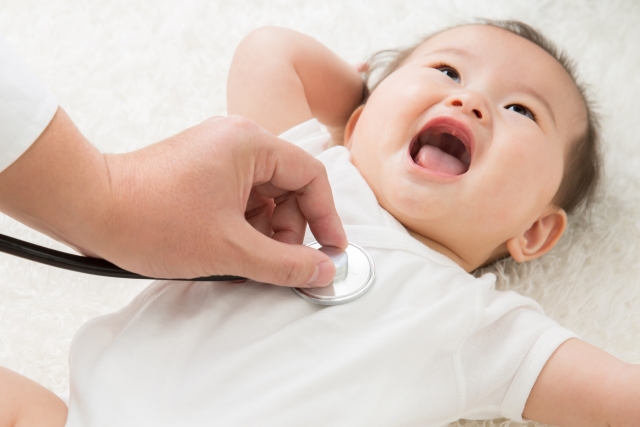 小児科でMRワクチンを受ける子ども